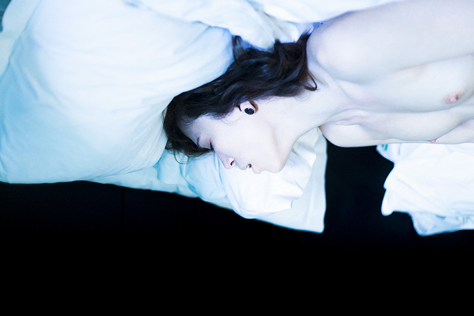'Bedroom' travaille sur la notion de couples les nouvelles sexualités.