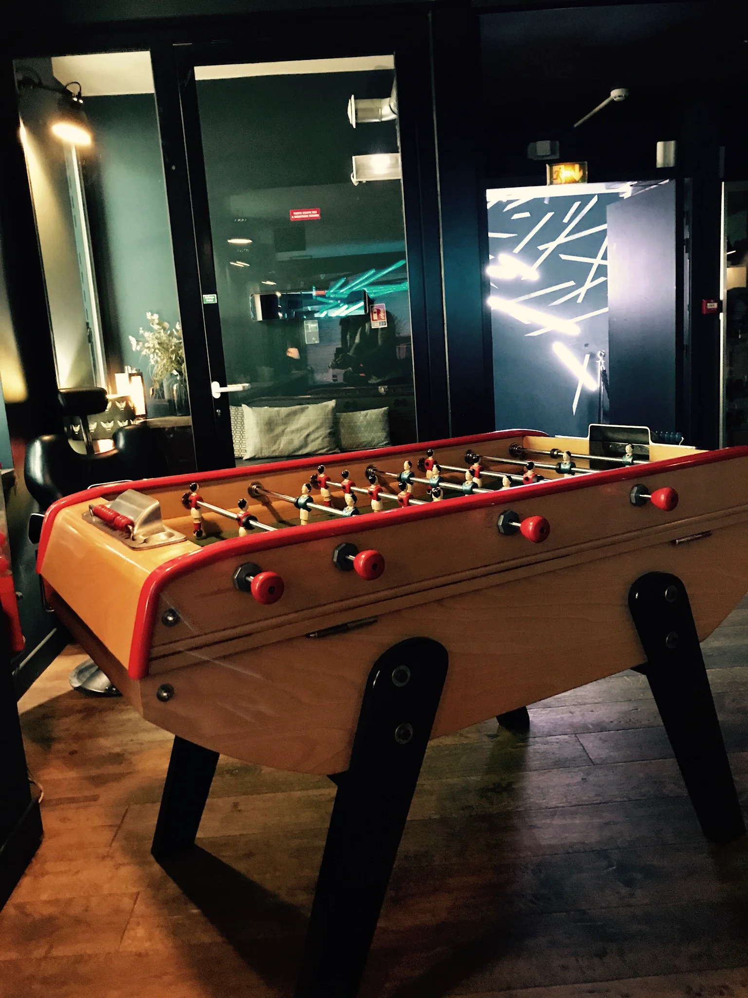 Baby-foot installé dans un espace intérieur peu éclairé.