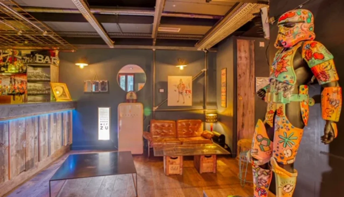 Espace intérieur avec un long bar, un canapé et une sculpture multicolore