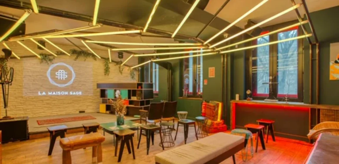 Espace intérieur de type lounge avec tables, assises variées et éclairage chaleureux
