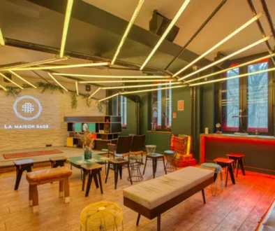Espace intérieur de type lounge avec tables, assises variées et éclairage chaleureux
